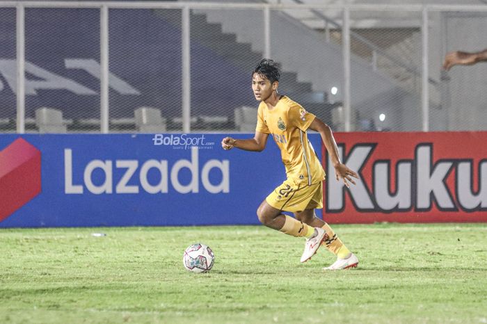 Striker Bhayangkara FC, Titan Agung Bagus Fawwazi, sedang mengusai bola dalam laga pekan kelima Liga 1 2021 di Stadion Madya, Senayan, Jakarta, 29 September 2021.