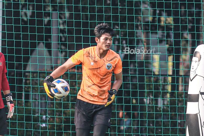 Kiper timnas Indonesia, Muhammad Riyandi, sedang menguasai bola dalam sesi latihan di Lapangan G (Panahan), Senayan, Jakarta, 2 Oktober 2021.