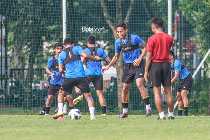 Pemain Persebaya Surabaya, Rizky Ridho, sedang mengikuti sesi latihan timnas Indonesia di Lapangan G (Panahan), Senayan, Jakarta, 2 Oktober 2021.