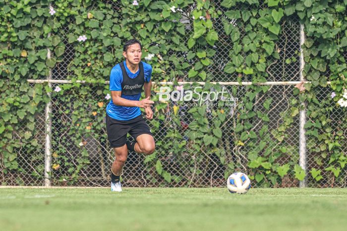 Gelandang timnas Indonesia, Adam Alis, sedang menguasai bola dalam sesi latihan di Lapangan G (Panahan), Senayan, Jakarta, 2 Oktober 2021.