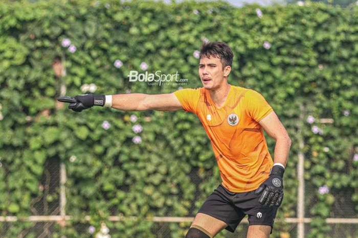 Nadeo Argawinata nampak sedang memberikan intruksi kepada rekan-rekannya dalam sesi latihan timnas Indonesia di Lapangan G (Panahan), Senayan, Jakarta, 2 Oktober 2021.