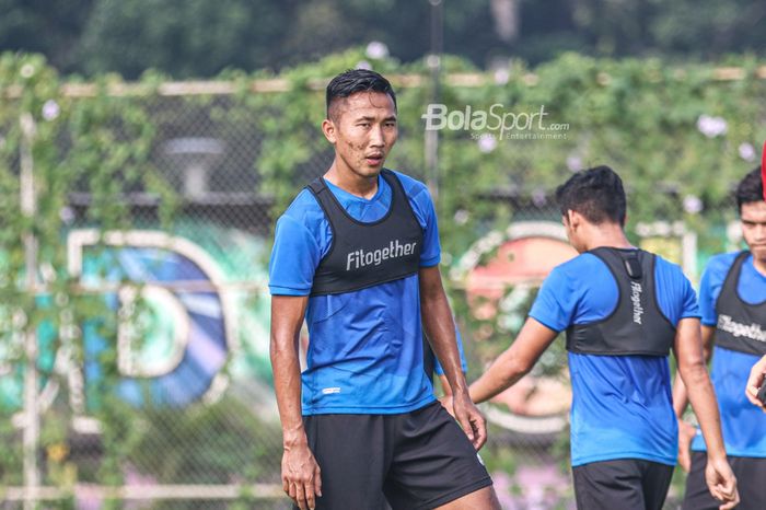 Bek sayap kiri timnas Indonesia, Miftah Anwar Sani (kiri), sedang mengikuti latihan di Lapangan G (Panahan), Senayan, Jakarta, 2 Oktober 2021.