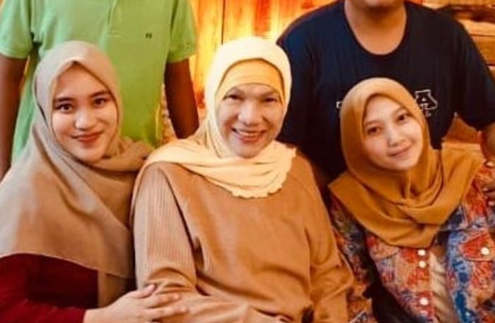 Dorce Gamalama dan keluarga 