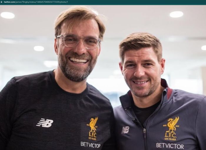 Juergen Klopp dan Steven Gerrard berfoto bersama.