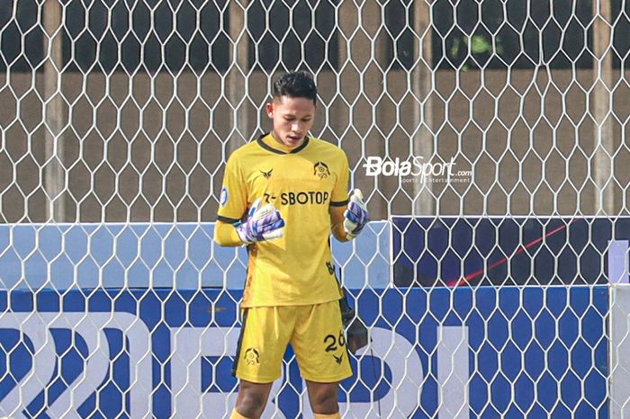 Kiper Tira Persikabo, Syahrul Trisna Fadillah, sedang memanjatkan do'a dalam laga pekan keenam Liga 1 2021 di Stadion Madya, Senayan, Jakarta, 2 Oktober 2021.