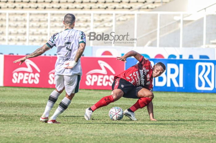 Gelandang Bali United, Eber Bessa (kanan), sedang menguasai bola dalam laga pekan keenam Liga 1 2021 di Stadion Madya, Senayan, Jakarta, 2 Oktober 2021.