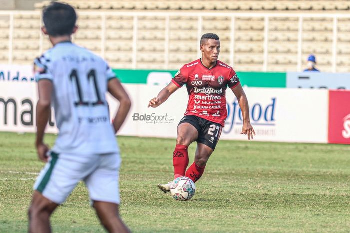 Gelandang Bali United, Eber Bessa (kanan), sedang menguasai bola dalam laga pekan keenam Liga 1 2021 di Stadion Madya, Senayan, Jakarta, 2 Oktober 2021.