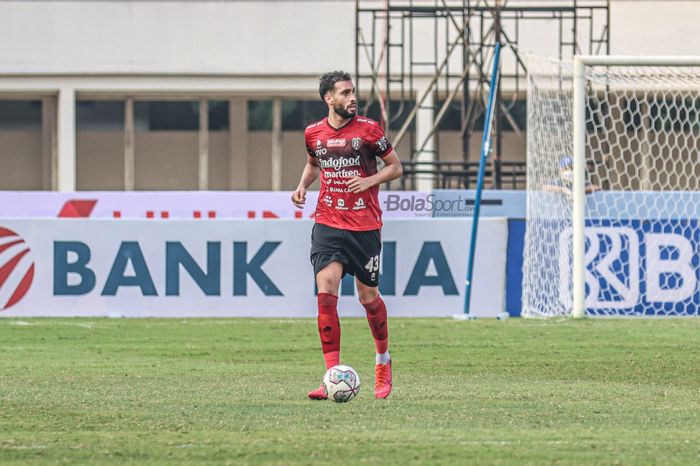 Bek Bali United, Willian Pacheco, sedang menguasai bola dalam laga pekan keenam Liga 1 2021 di Stadion Madya, Senayan, Jakarta, 2 Oktober 2021.