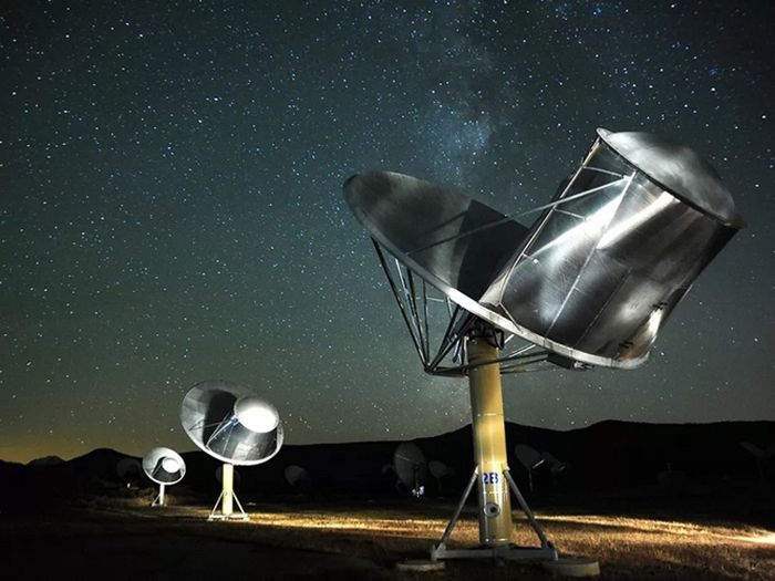Foto Array Teleskop Allen ini diambil oleh astronom SETI Seth Shostak. Institut SETI (Search for Extraterrestrial Intelligence) menggunakan rangkaian piringan radio ini di California Utara untuk mencari sinyal dari peradaban di luar tata surya.