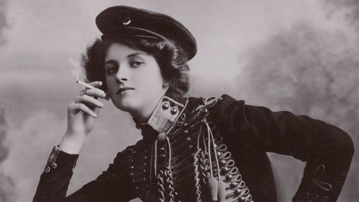 Dame Gladys Cooper, bersama rokoknya dalam memerankan tokoh Eva, pada filmnya berjudul The Girls of Gottenberg.