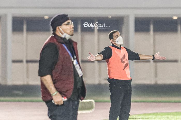 Pelatih Arema FC, Eduardo Almeida (kanan), nampak sedang memberikan intruksi kepada para pemainnya dalam laga pekan keenam Liga 1 2021 di Stadion Madya, Senayan, Jakarta, 3 Oktober 2021.