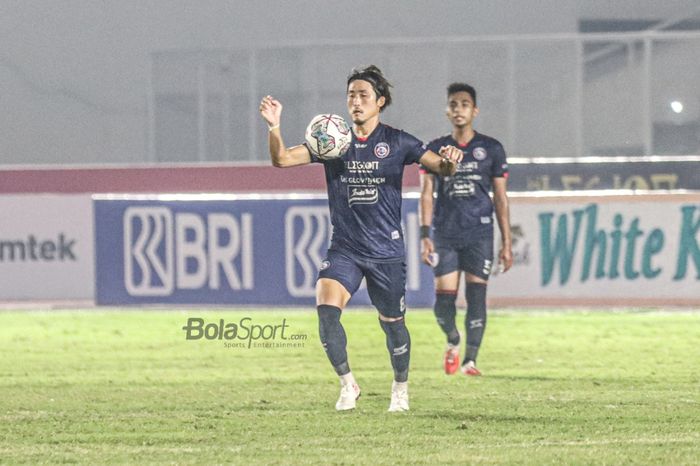 Gelandang Arema FC, Renshi Yamaguchi (kiri), sedang menguasai bola dalam laga pekan keenam Liga 1 2021 di Stadion Madya, Senayan, Jakarta, 3 Oktober 2021.