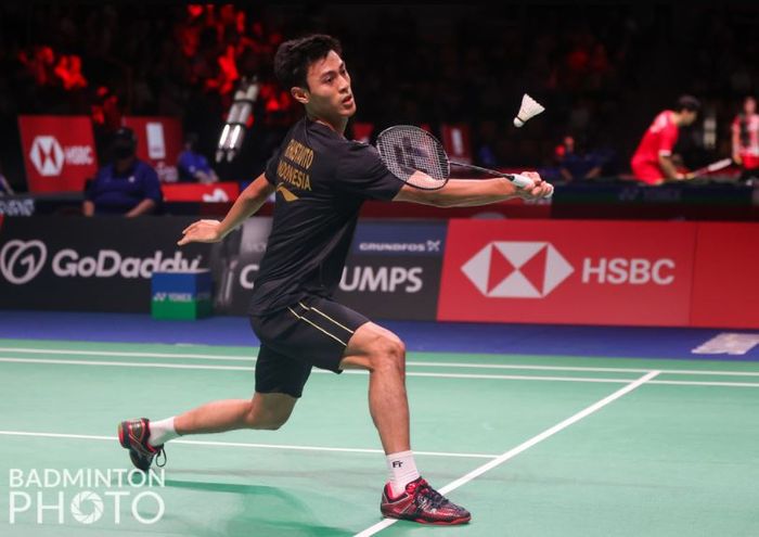 Pemain tunggal putra Indonesia, Shesar Hiren Rhustavito, saat menghadapi wakil Aljazair, Mohamed Abderrahime Belarbi, pada penyisihan grup A Thomas Cup 2020 di Ceres Arena, Aarhus, Denmark, Minggu (10/10/2021).