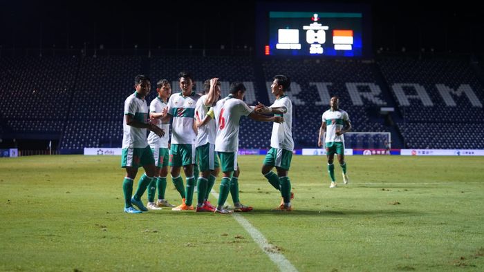 Pemain timnas Indonesia tengah merayakan gol di babak pertama melawan Taiwan pada laga play-off Piala Asia 2022 di di Stadion Chang Arena Buriram, Thailand, Senin (11/10/2021).