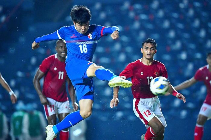 Pemain timnas Taiwan, Hsu Heng-pin, saat mencetak gol ke gawang timnas Indonesia dalam leg pertama play-off Kualifikasi Piala Asia 2023, Kamis (7/10/2021).