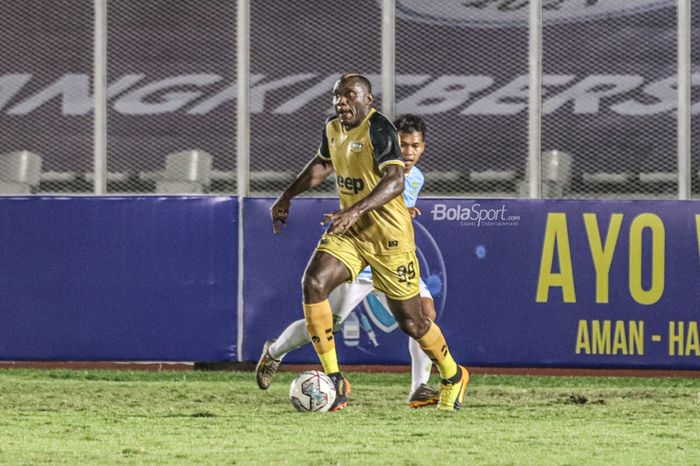 Striker Martapura Dewa United, Herman Dzumafo Epandi (jersey kuning), sedang menguasai bola dalam laga pekan kedua Liga 2 2021 di Stadion Madya, Senayan, Jakarta, 5 Oktober 2021.