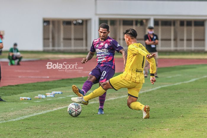 Bek sayap kanan RANS Cilegon FC, Makarius Fredrik Suruan (kiri), sedang menguasai bola dalam pekan ketiga Liga 2 2021 di Stadion Madya, Senayan, Jakarta, 12 Oktober 2021.