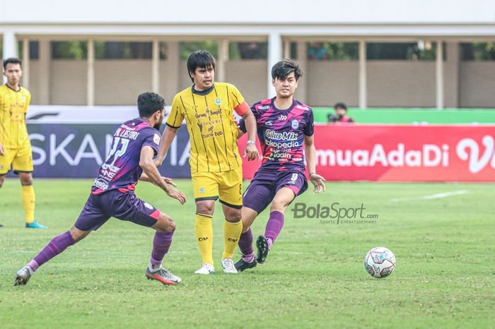 Gelandang Perserang Serang, Egi Melgiansyah (tengah), dijaga ketat oleh pemain RANS Cilegon FC, Rendy Juliansyah (kanan), dalam pekan ketiga Liga 2 2021 di Stadion Madya, Senayan, Jakarta, 12 Oktober 2021.