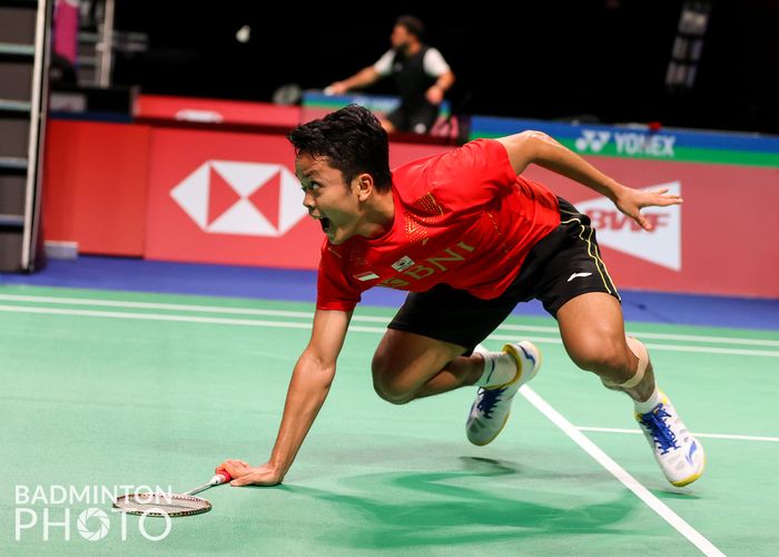 Pebulu tangkis tunggal putra Indonesia, Anthony Sinisuka Ginting, saat bertanding melawan wakil Thailand, Kantaphon Wangcharoen, pada lanjutan penyisihan Grup A Thomas Cup 2020 di Ceres Arena, Aarhus, Denmark, Senin (11/10/2021).