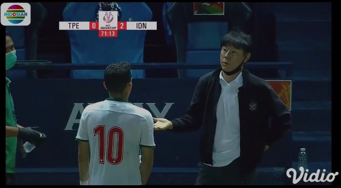 Egy Maulana Vikri saat &quot;kena semprot&quot; Shin Tae-yong dalam laga leg kedua Taiwan vs Indonesia (11/10/2021). 
