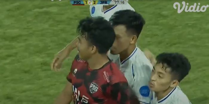 Nurhidayat Haji Haris saat mendapat kartu merah dalam laga Ahha PS Pati FC vs Persijap (11/10/2021). 