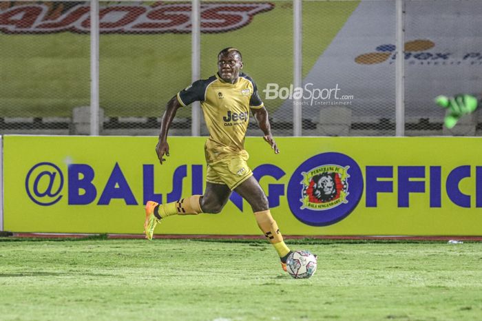 Striker Martapura Dewa United, Herman Dzumafo Epandi (jersey kuning), sedang menguasai bola dalam laga pekan kedua Liga 2 2021 di Stadion Madya, Senayan, Jakarta, 5 Oktober 2021.