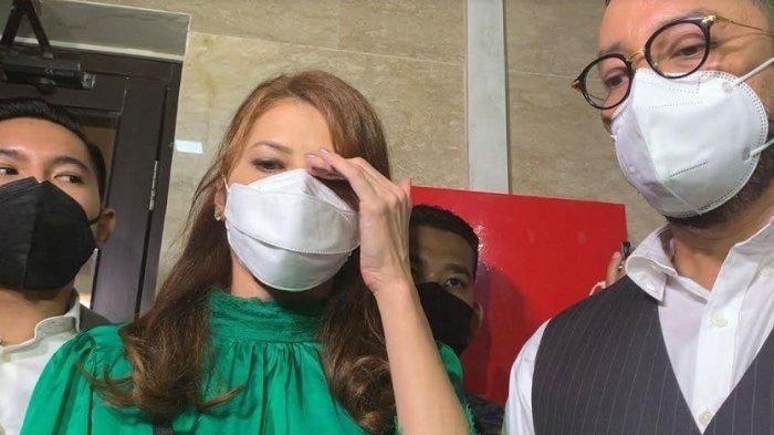 Tamara Bleszynski menangis saat mengungkap masalahnya di kantor polisi.