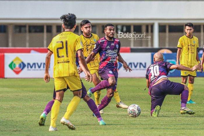 Gelandang RANS Cilegon FC, Gamalia Brien Imbiri alias Gama Imbiri (kanan), sedang menguasai bola dan dibayangi pemain Perserang Serang, Jechson Felix Gu Tiwu (kiri), dalam laga pekan ketiga Liga 2 2021 di Stadion Madya, Senayan, Jakarta, 12 Oktober 2021.