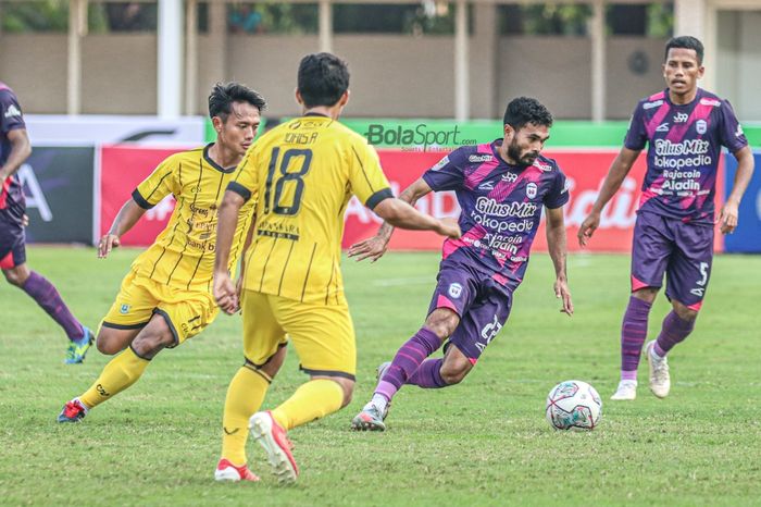 Pemain sayap kiri RANS Cilegon FC, Rifal Lastori (kanan), sedang menguasai bola dan dibayangi pilar Perserang Serang, Ervin Rianto (kiri), dalam laga pekan ketiga Liga 2 2021 di Stadion Madya, Senayan, Jakarta, 12 Oktober 2021.