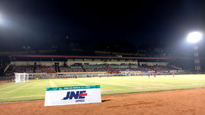 Laga final PON XX cabang sepak bola antara Papua vs Aceh di Stadion Mandala, Jayapura, Kamis (14/10/2021)