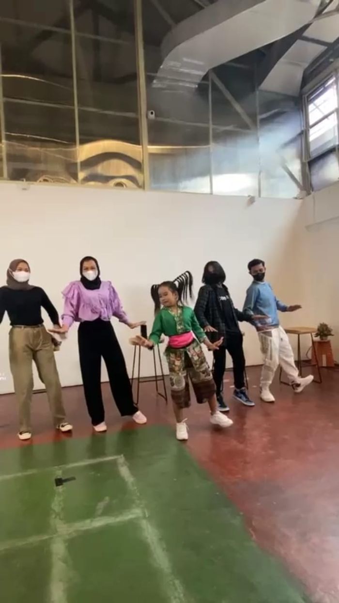 Bowo Alpenliebe atau Bowo TikTok turut berpartisi mengisi pembukaan JICON Dance Fest.