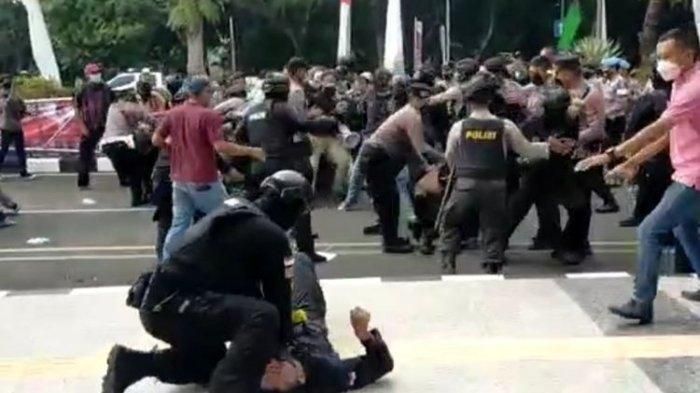 Video amatir yang menunjukkan aksi arogan polisi saat demo di Tangerang