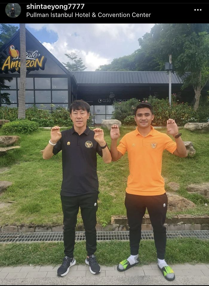 Foto Shin Tae-yong bersama Asnawi Mangkualan