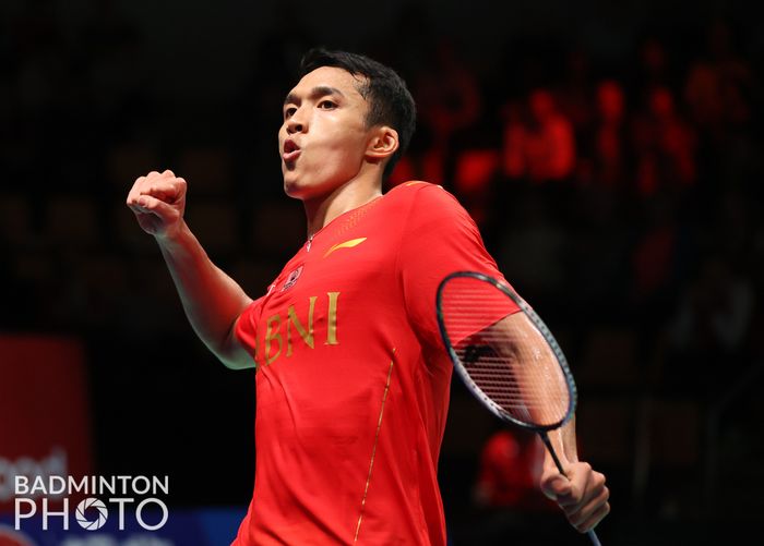 Pebulu tangkis tunggal putra, Jonatan Christie, mencetak poin kemenangan Indonesia atas Malaysia pada perempat final Thomas Cup 2020 di Ceres Arena, Aarhus, Denmark, 15 Oktober 2021. Jonatan mengalahkan Ng Tze Yong dengan skor 14-21, 21-19, 21-16.