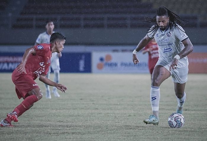 Aksi penyerang Arema FC, Carlos Fortes, saat laga melawan Persija Jakarta pada pekan ketujuh Liga 1 2021.