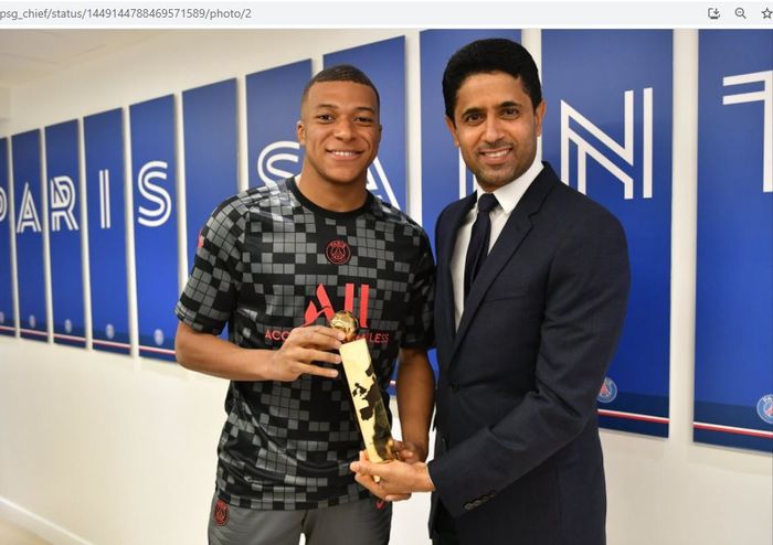 Kylian Mbappe berpose dengan Presiden Paris Saint-Germain, Nasser Al-Khelaifi.