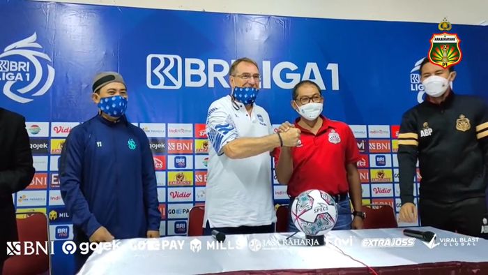 Pelatih Persib Bandung, Robert Rene Alberts dan Manajer Bhayangara FC, Sumardji, sepakat berdamai setelah terjadi kericuhan antar official kedua tim pada Sabtu (16/10/2021).