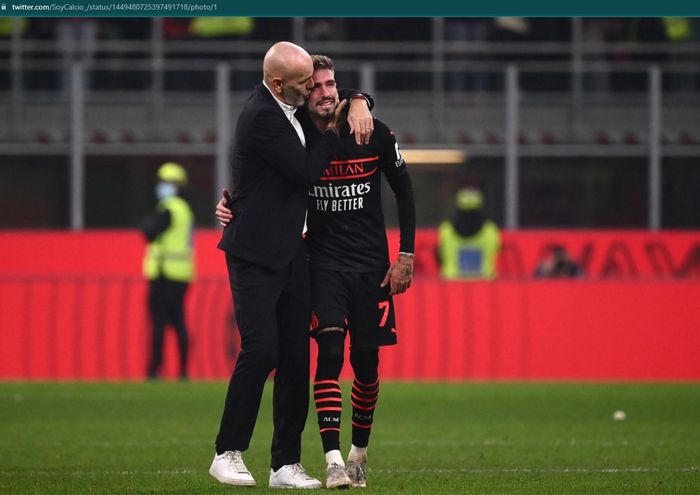 Momen Stefano Pioli dan Samu Castillejo saling bercengkrama usai laga melawan Hellas Verona.