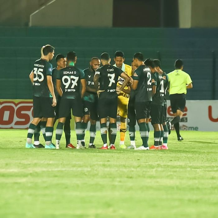 Skuad Tira-Persikabo berdoa menjelang laga kontra Borneo FC pada pekan ketujuh Liga 1 2021.