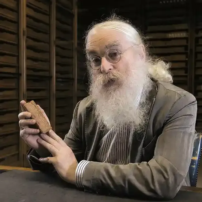 Irving Finkel, kurator bagian Timur Tengah British Museum, menunjukkan tablet berhuruf paku dengan kisah hantu pertama di dunia yang diketahui sampai hari ini. 'Itu jelas hantu laki-laki dan dia sengsara,