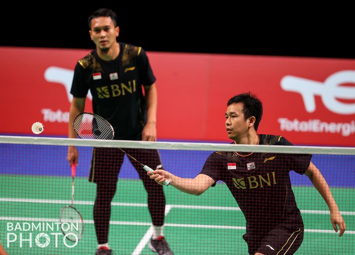 Aksi pasangan ganda putra Indonesia, Mohammad Ahsan/Hendra Setiawan, saat menghadapi wakil Aljazair, Koceila Mammeri/Youcef Sabri Medel, pada babak penyisihan grup Thomas Cup 2020 di Ceres Arena, Aarhus, Denmark, 9 Oktober 2021.