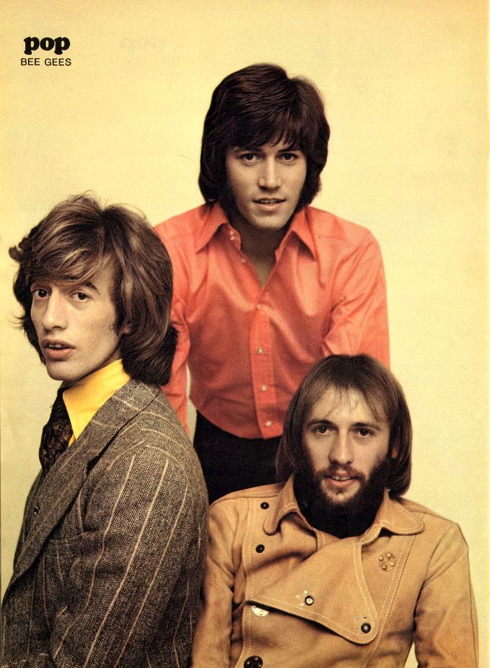 Bee Gees, sekitar 1971. Grup musik yang terdiri atas tiga bersaudara: Barry, Robin, dan Maurice Gibb. Puncak kejayaan mereka yang pertama berlangsung dari akhir tahun 1960-an hingga awal tahun 1970-an sebagai trio yang 'soft rock'. Puncak kejayaan yang kedua berlangsung pada akhir tahun 1970-an sebagai band beraliran disko.