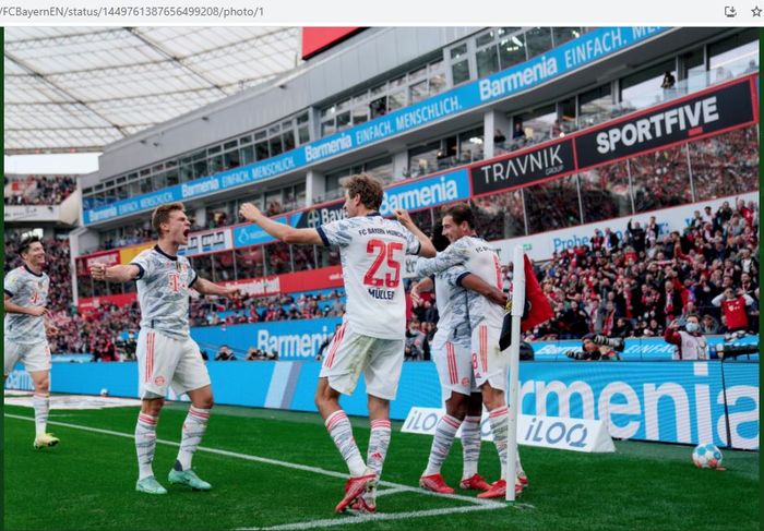 Para pemain Bayern Muenchen merayakan gol ke gawang Bayer Leverkusen pada pekan kedelapan Bundesliga 2021-2022 di Stadion BayArena, Minggu (17/10/2021).