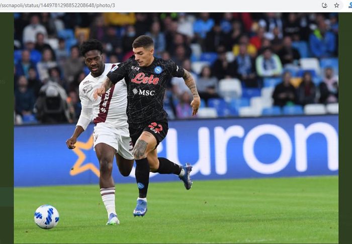 Aksi bek Napoli, Giovanni Di Lorenzo, dalam laga pekan kedelapan Liga Italia 2021-2022 melawan Torino di Stadion Diego Armando Maradona, Minggu (17/10/2021).