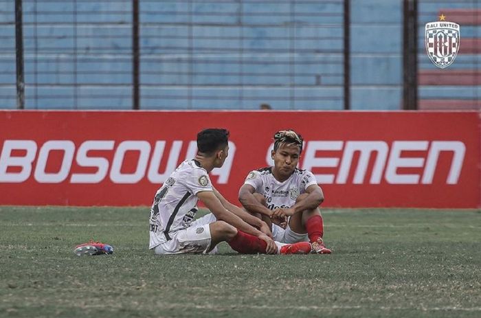 Ricky Fajrin dan Fahmi Al Ayyubi meratapi kekalahan Bali United dari PSM Makassar pada pekan ketujuh Liga 1 2021.