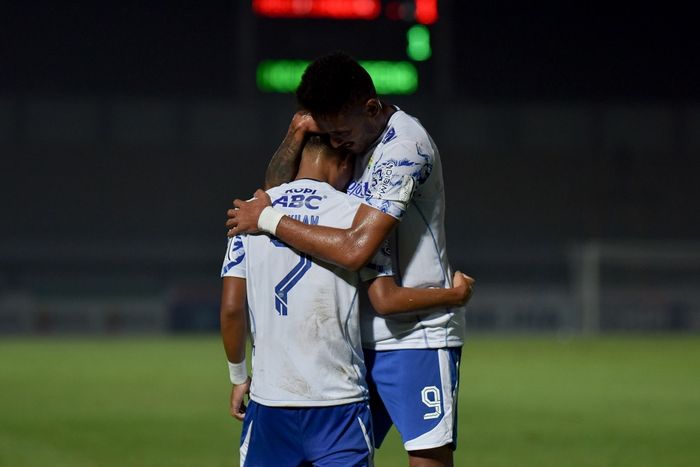 Wander Luiz memberikan pelukan kepada Beckham Putra Nugraha usai mencetak gol untuk Persib Bandung di Liga 1 2021.