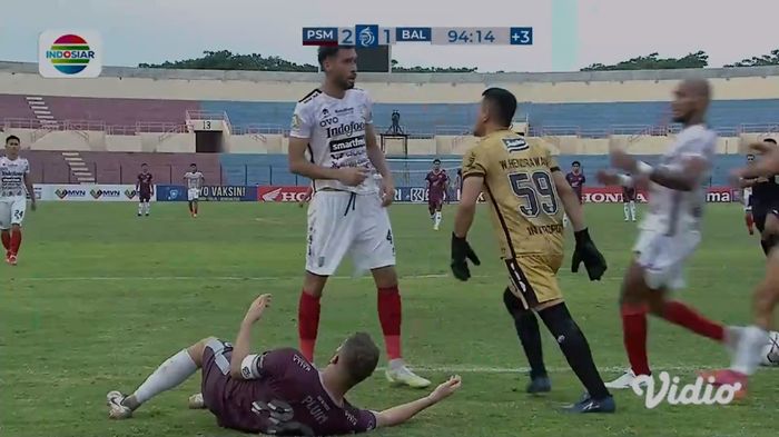 Willian Pacheco dan Wawan Hendrawan terlibat dalam konfrontasi pada laga PSM vs Bali United (17/10/2021). 