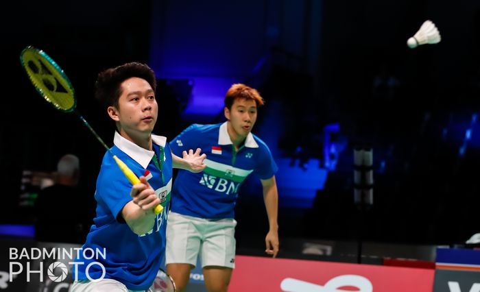 Pasangan ganda putra Indonesia, Marcus Fernaldi Gideon/Kevin Sanjaya Sukamuljo, saat bertanding melawan wakil Prancis, Christo Popov/Toma Junior Popov, pada babak kesatu Denmark Open 2021 di Odense Sports Park, Odense, Denmark, Selasa (19/10/2021).