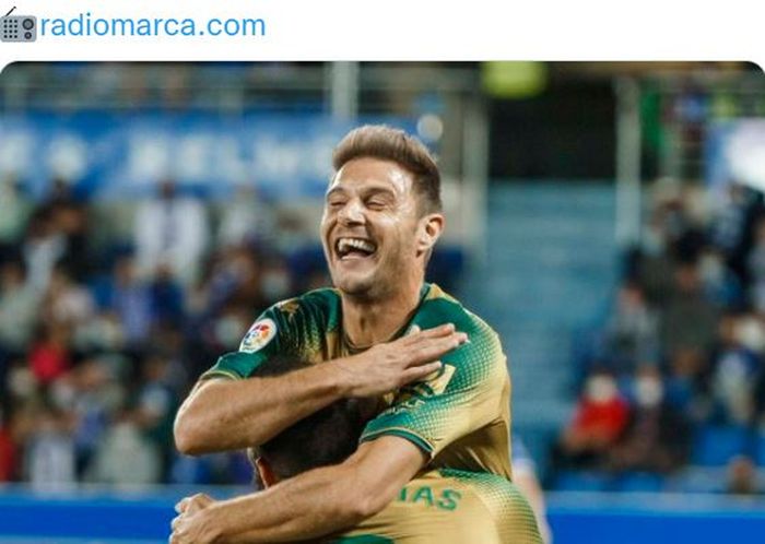 Striker Real Betis, Borja Iglesias, merayakan gol ke gawang Deportivo Alaves bersama Joaquin Sanchez dalam laga pekan kesembilan Liga Spanyol di Stadion de Mendizorroza, Senin (18/10/2021).