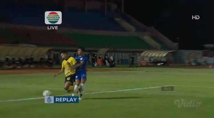 Momen Bagas Kaffa dilanggar di dalam kotak penalti pada laga Barito Putera vs PSIS Semarang (20/10/2021). 